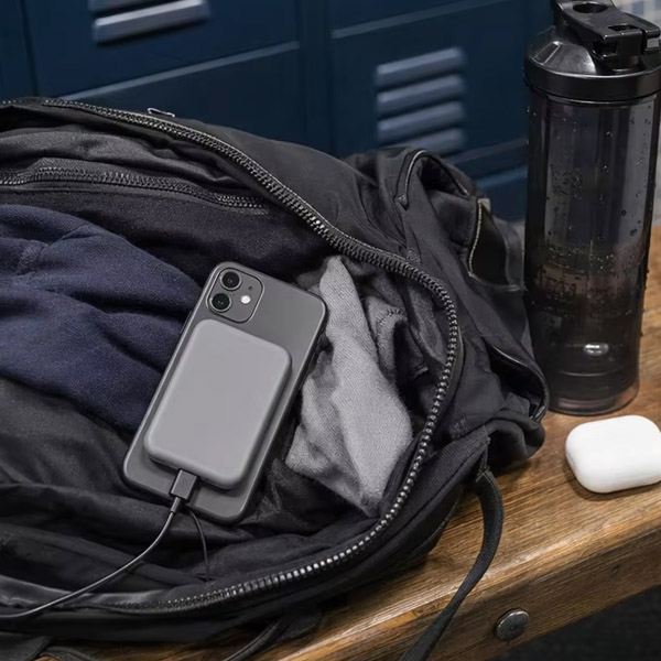 Gym scene: Charging during workout break
